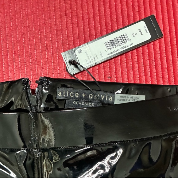 Brand New Alice + Olivia Glossy Black Vinyl Leggings . SZ 6 - Picture 2 of 5